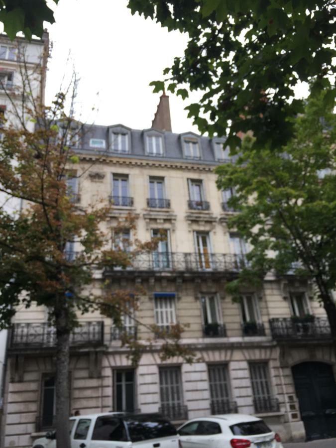 Le Jardin Darcy Liberte Hyper Centre Gare-ville Parking Public Payant Dans La Rue Apartment